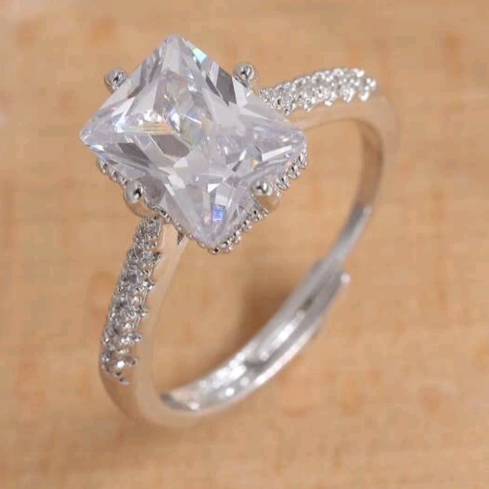 Adjustable emerald cut ring - Picture 4 of 4